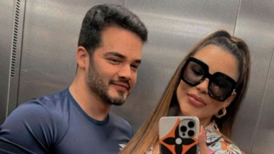 Fábio Gontijo e Jenny Miranda em selfie feita em elevador 
