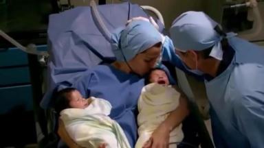 Marina com as filhas recém nascidas e Jeronimo no centro cirúrgico 