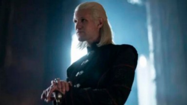 Matt Smith caracterizado como Daemon Targaryen em A Casa do Dragão 