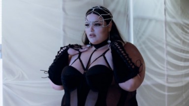 A atriz e modelo plus size Mayara Russi posa de lingerie em cena como Vitória na novela Verdades Secretas 2, do Globoplay 