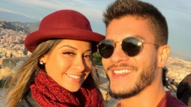 Mayra Cardi e Arthur Aguiar posando para selfie e sorrindo 