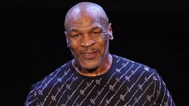 Mike Tyson sorrindo 