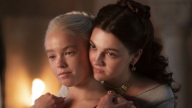 Milly Alcock e Emily Carey em cena de A Casa do Dragão: elas são as versões jovens de Rhaenyra e Alicent 