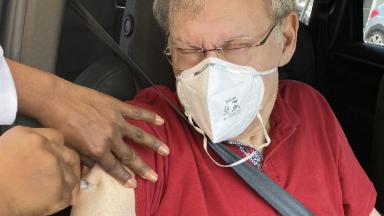 Milton Neves recebe vacina contra Covid-19 dentro de carro 