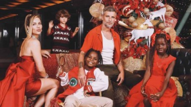 Família de Giovanna Ewbank e Bruno Gagliasso posando para foto no último Natal 