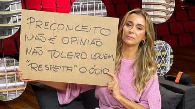 Mônica Martelli com cartaz contra a homofobia 