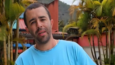 Diones Coelho da Silva de camiseta azul, falando para a câmera 