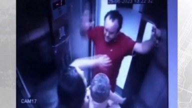 Mulher com bebê no elevador sendo agredida 