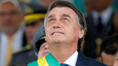 Jair Bolsonaro olhando para cima com expressão confusa 