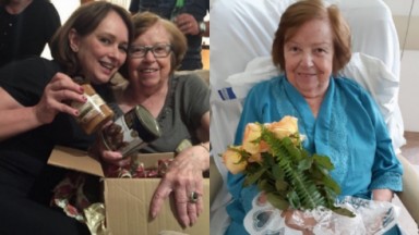 Myrian Rios sorridente ao lado da mãe, segurando potes de doces e a mãe, com rosas na mão na segunda foto 
