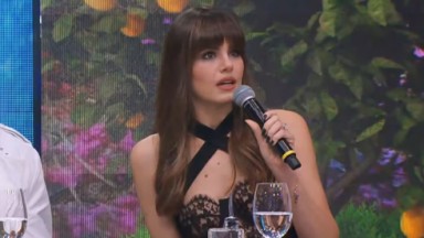 Camila Queiroz segurando microfone 