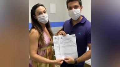 Nadja Haddad e o marido, Danilo Joan, mostram exame negativo para coronavírus 