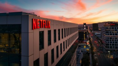 Logo da Netflix em fachada em Los Angeles 