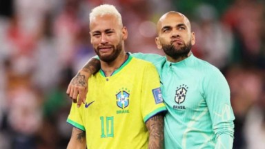 Neymar e Daniel Alves abraçados na Seleção 