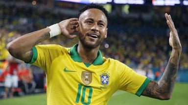 Neymar com a mão na orelha em jogo do Brasil 