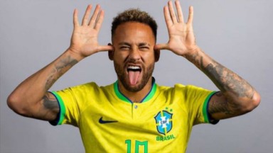 Neymar com camisa da seleção fazendo careta 