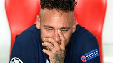 Neymar chorando no banco do PSG 