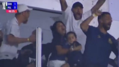 Neymar comemorando o gol do Santos 