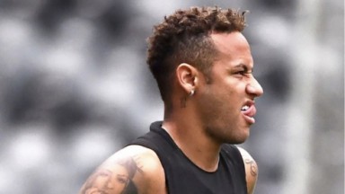 Neymar durante treino do PSG 