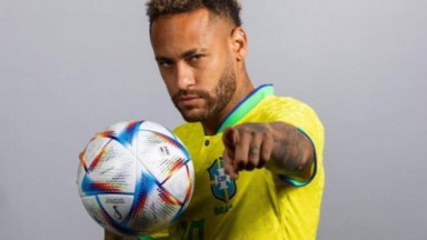 Neymar apontando dedo para a câmera 