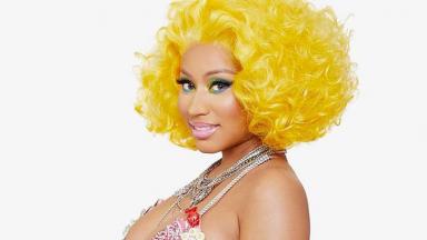 Nicki Minaj aparece de peruca loira e adereços coloridos 