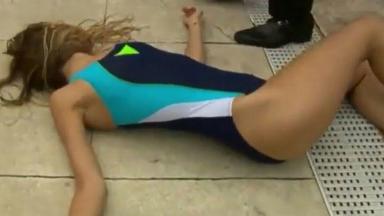 Nikki de maiô caída no chão em cena de Amores Verdadeiros 