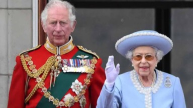 Príncipe Charles com Rainha Elizabeth acenando 