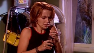 Débora Falabella como Mel na cena em que a personagem bebe perfume em O Clone, novela reprisada no Vale a Pena Ver de Novo 