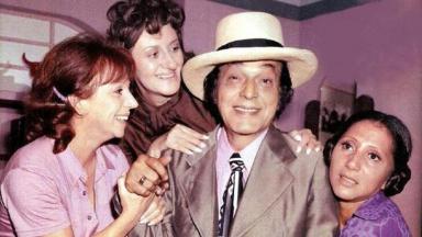 Paulo Gracindo ao lado de Dirce Migliaccio, Ida Gomes e Durinha Durval em cena da novela O Bem-Amado 