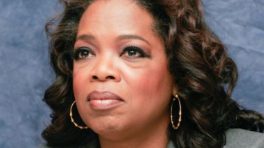Oprah Winfrey olhando para o além 