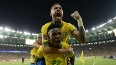 Vinícius Júnior e Neymar comemorando 