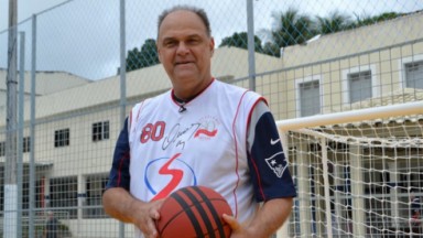 Oscar Schmidt segurando bola de basquete 