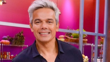 Otaviano Costa em foto publicada no Instagram: apresentador está com camisa preta, sorri para alguém do quadro 