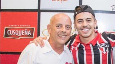 Sergio Capacete e o filho, Biel, posados sorridentes para a foto 