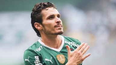 Jogador do Palmeiras comemorando o título 