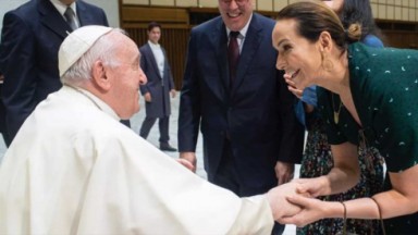 Maria Beltrão pega na mão do Papa Francisco 