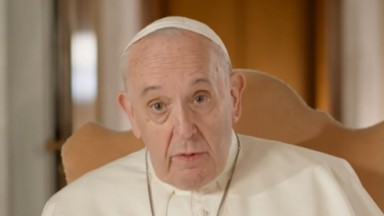 Papa Francisco sentado falando para a câmera 