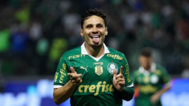 Raphael Veiga comemorando o gol do Palmeiras 