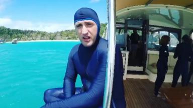 Paulo Gustavo com roupa de mergulho em viagem à Austrália 