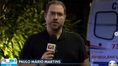 Paulo Mario Martins segurando microfone 