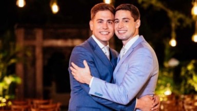 Eirck Rianelli e Pedro Figueiredo posados agarrados em casamento 