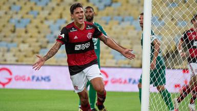 O atacante Pedro comemora gol pelo Flamengo contra o Boavista 