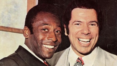 Pelé e Silvio Santos sorrindo  