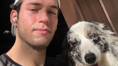 Pietro Antonelli ao lado do seu cachorro 