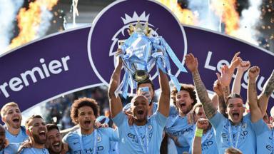 Manchester City ergue troféu da Premier League 