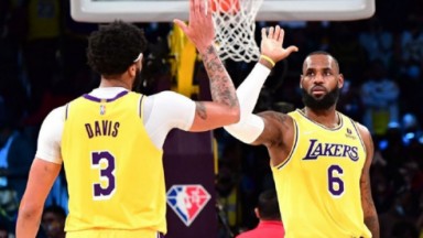 Anthony Davis e LeBron James, jogadores do Los Angeles Lakers de mãos levantadas para se cumprimentar na quadra 