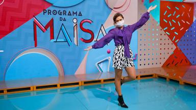 Maisa posa de máscara no cenário de seu programa (Foto: Gabriel Cardoso/SBT) 