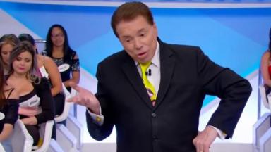 Silvio Santos gesticulando as mãos 