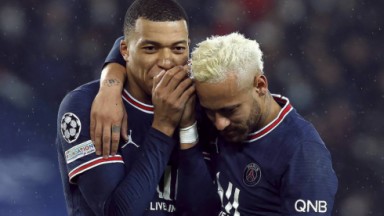 Mbappé e Neymar Jr. se abraçando após vitória do PSG 