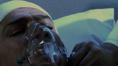 Gonzalo inconsciente na cama de um hospital sendo examinado por um médico 
